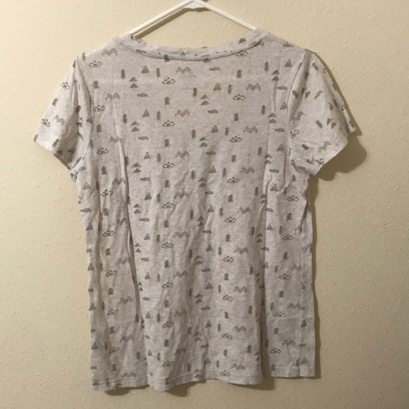 White Beige Arrow Geometric Pattern V Neck T-Shirt - Picture 4 of 4